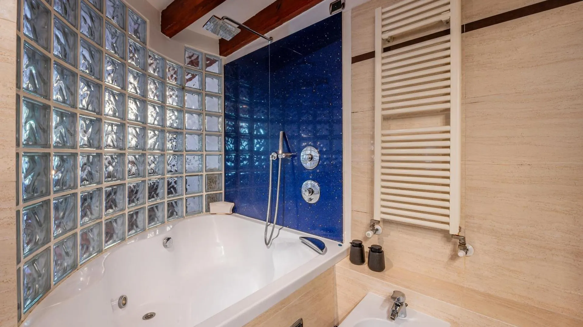 De Amicis' Nest - City Center Milaan Appartement